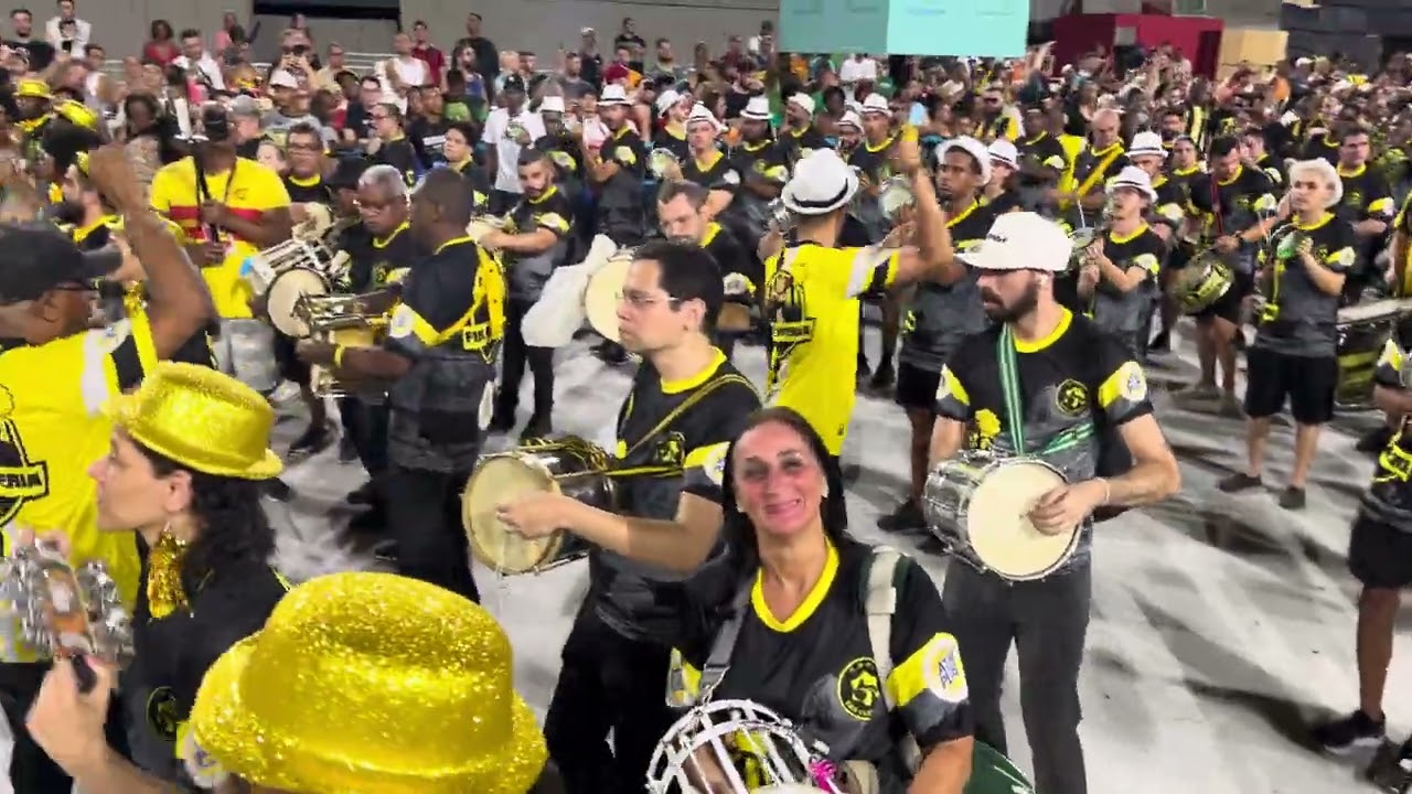 Bateria da São Clemente no ensaio técnico para o carnaval 2024