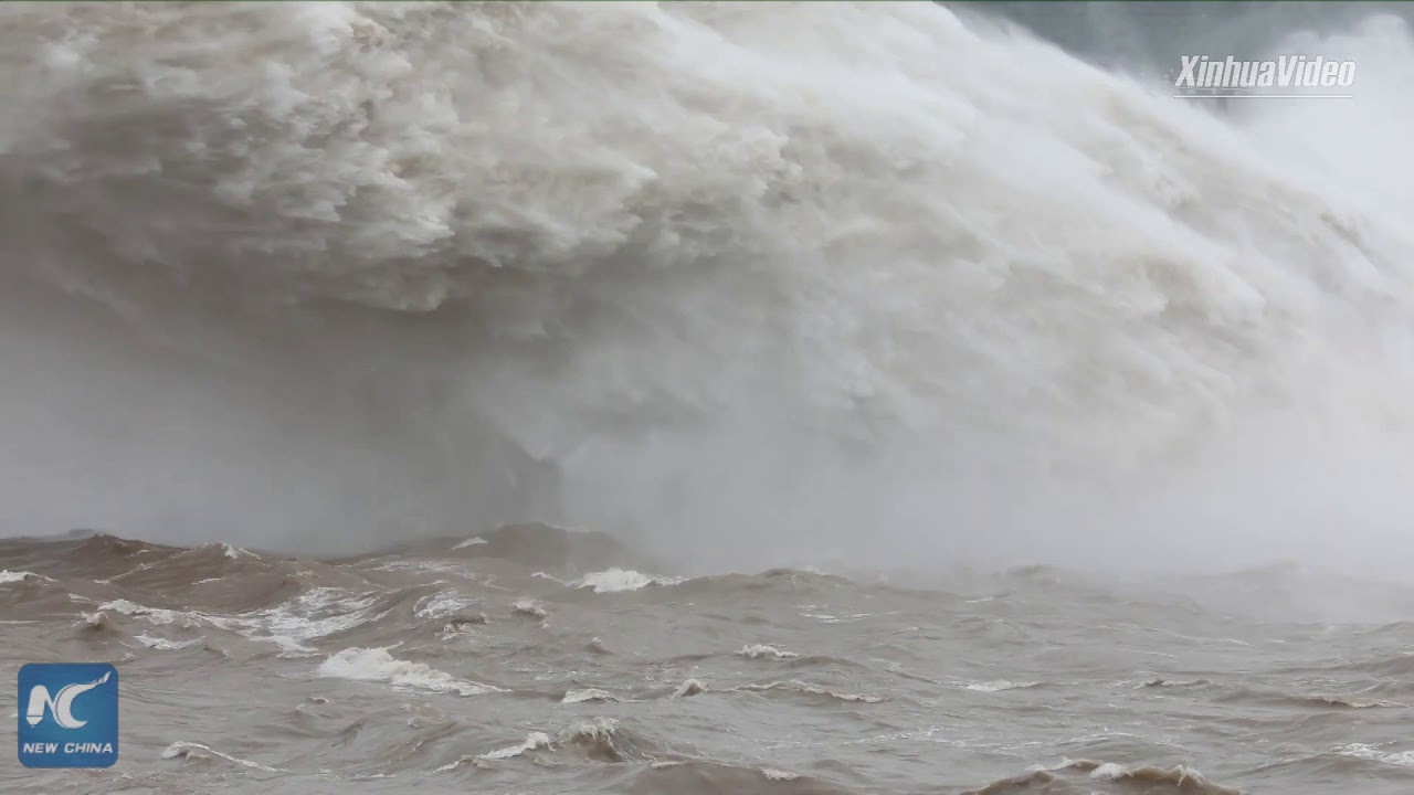 Yangtze River's No. 2 flood passes Three Gorges Dam