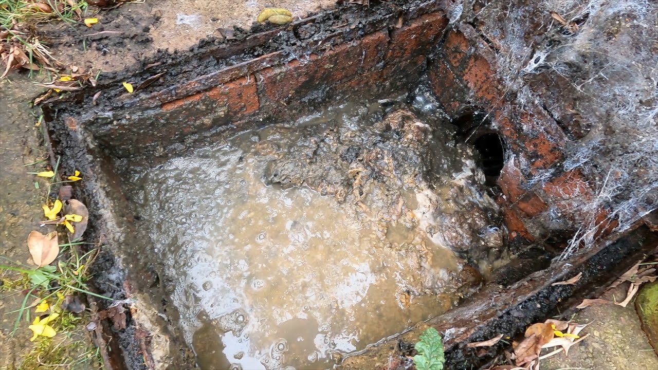 What's Under The Decking??!! 🤨 Juicy Manhole Unblock