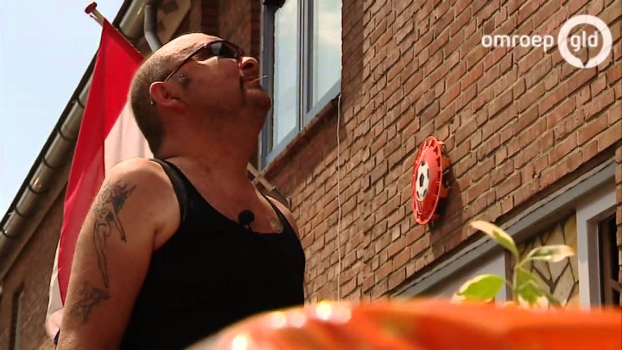 Eerbetoon overleden oranjeman: straat in Doetinchem versierd