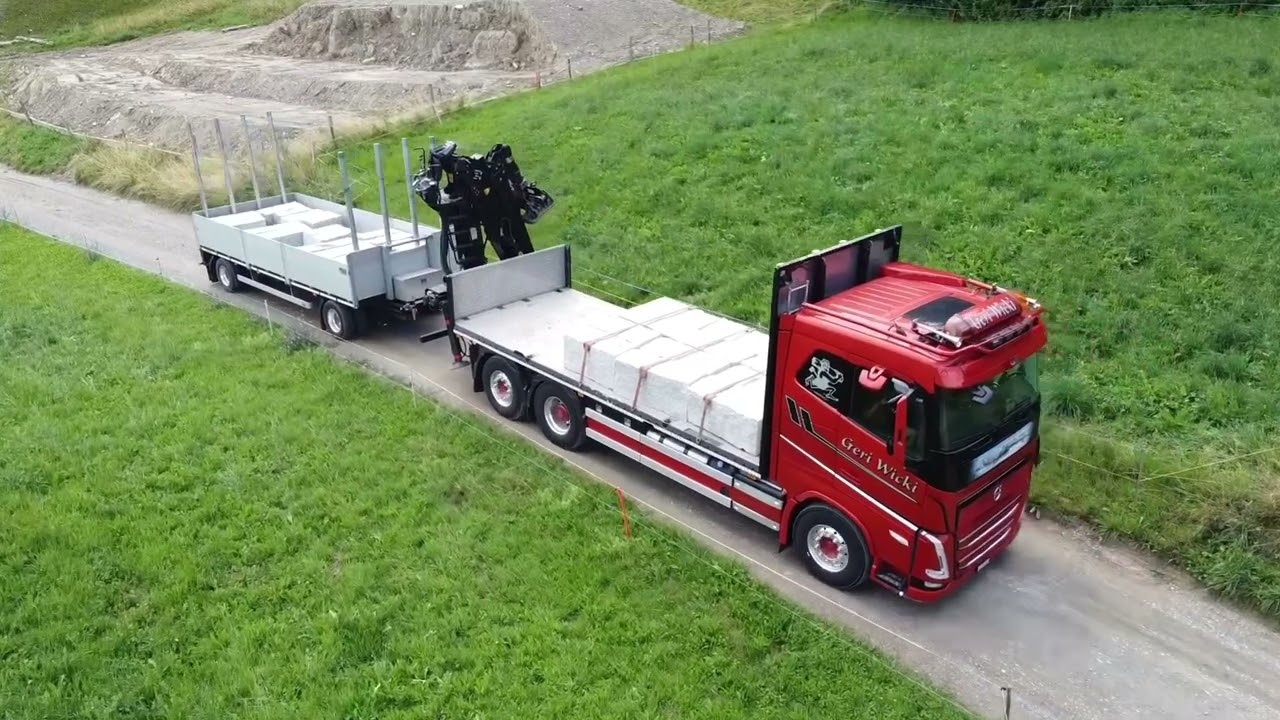 Geri Wicki Transporte Granitstein Transport Mit VOLVO FH , Epsilon Kran und Tridec Lenkanhänger.