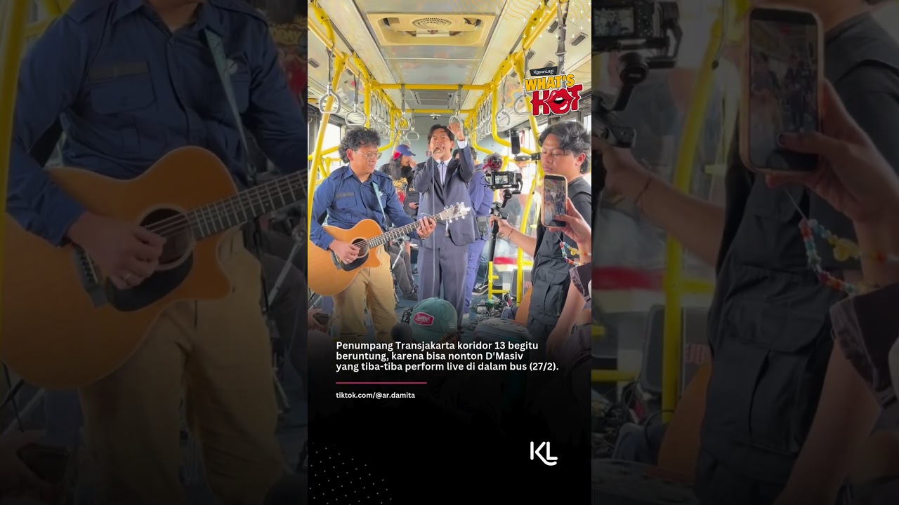 Penumpang Transjakarta koridor 13 beruntung bisa nonton D'Masiv yang perform live di dalam bus