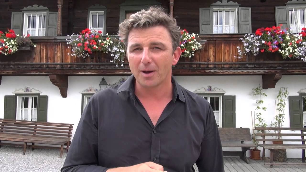 Hans Sigl vor dem Bergdoktorhaus