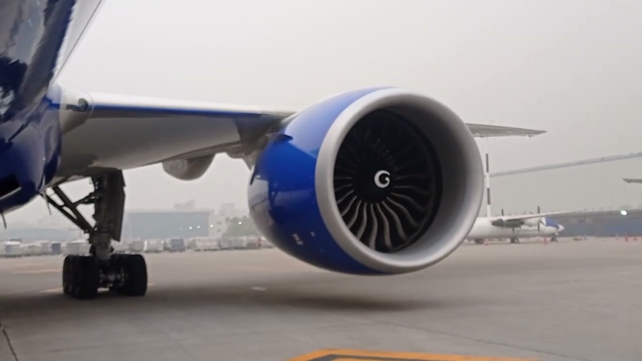 Departing Boeing 777 @opumaths7362