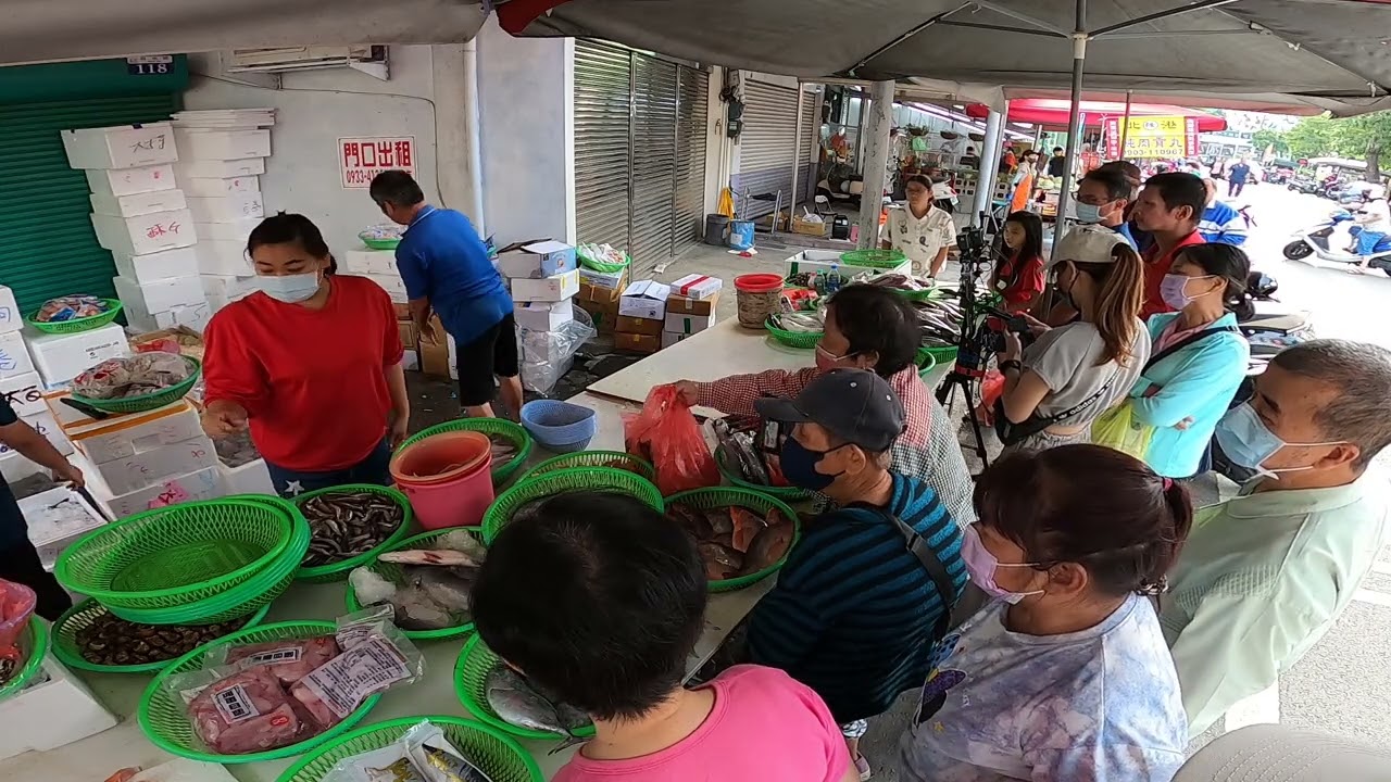 阿姨一來就先買整條鮭魚 其他阿桑都看到哇哇叫 台中大肚市場 大肚農會前面50公尺 台中海鮮大叔 海鮮拍賣 海鮮叫賣  叫賣哥 seafood auction