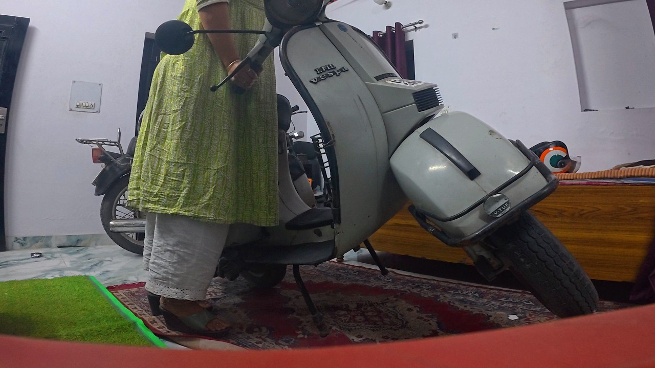Girl Kickstart & Revving Classic LML Vespa 🔥🔥🛵 #priyankakhanduri #nostalgia