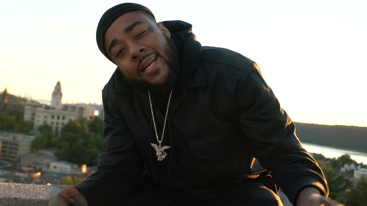 BIGLO - RIGHT IN FRONT OF ME (OFFICIAL VIDEO)