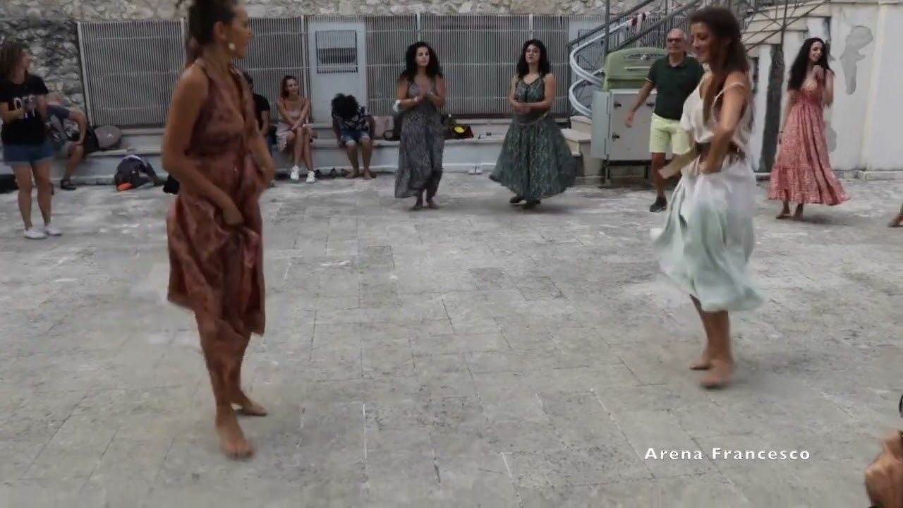 MONTE SANT'ANGELO: BALLERINE CARMELA TARONNA E MICHELLE TROTTA - SUONATORI DI TARANTELLA
