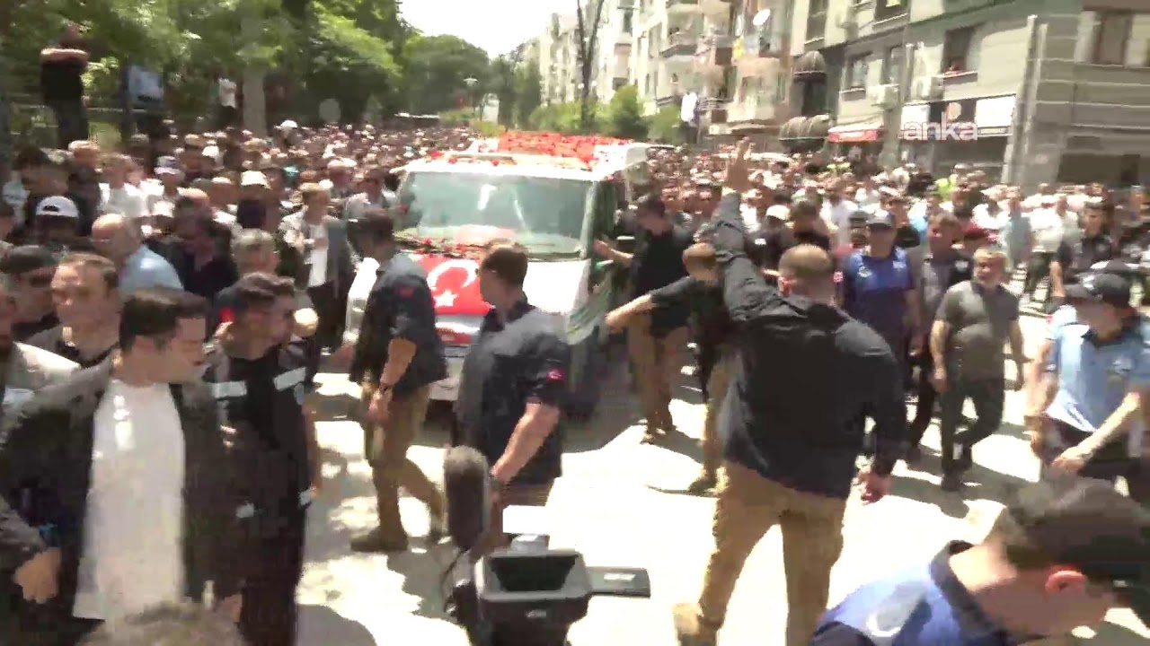 Ferdi Zeyrek'in cenazesi binlerce Manisalıyla birlikte Şehzadeler Çatal Mezarlığı'na götürüldü