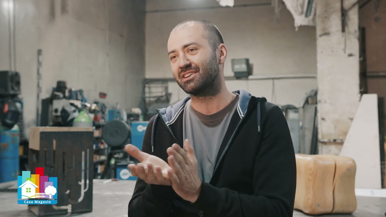 Lemn rece și metal cald? Cum a transformat un arhitect contrastul în mobilier viral
