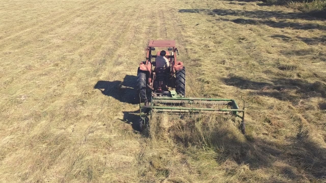 Vänder gräs på vallen 2020