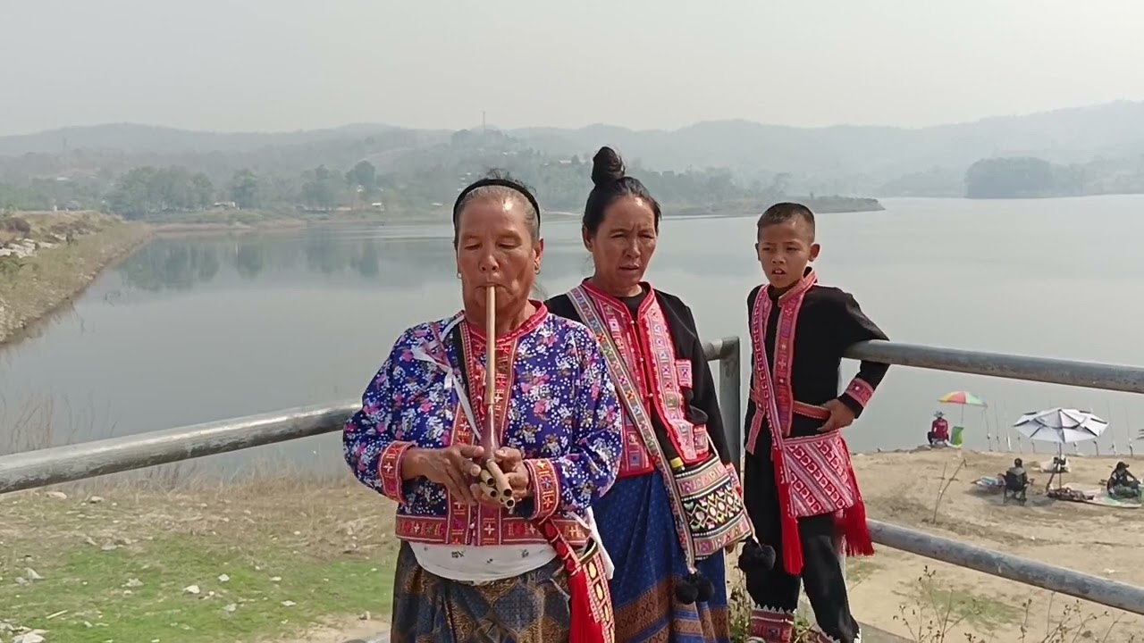 Laˇhuˬnyiˉnawˍmeuˆsuhˉve/เป่าแคนของพี่น้องลาหู่แดง #lahusong #lahu nyiˉ