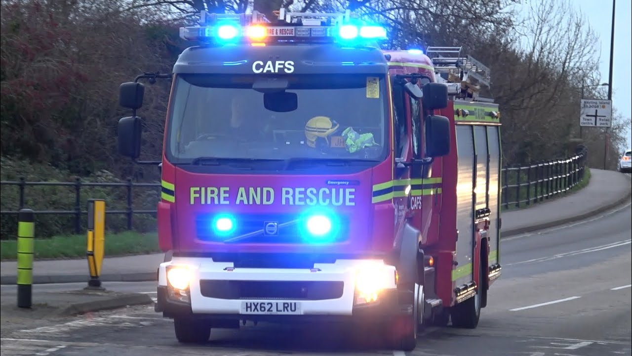(X2) Hampshire & Isle of Wight Fire and Rescue Service, Havant (JH16P7), Wholetime Pump, responding