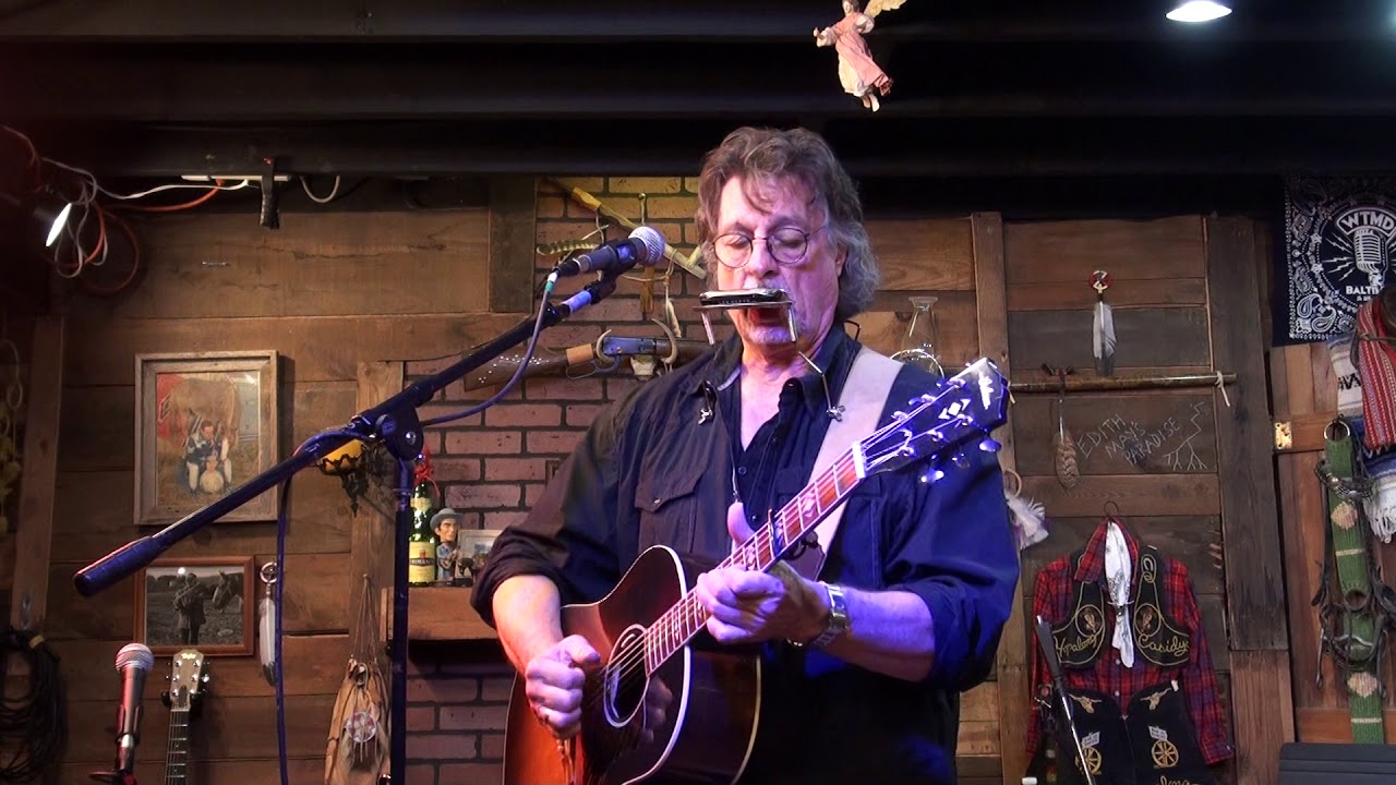 Dirk Hamilton sings 