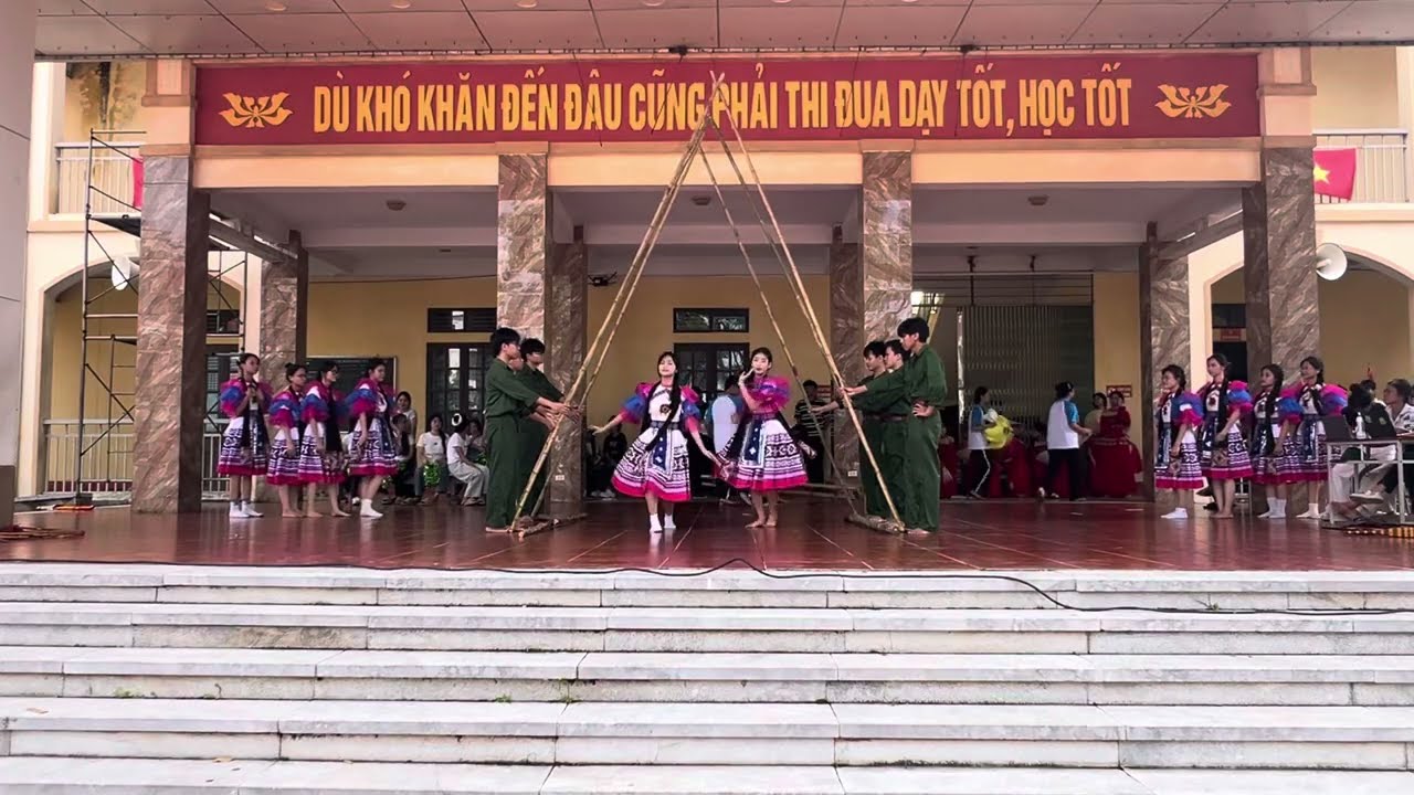 Múa mashup Gặp nhau giữa rừng mơ - Chiếc khăn piêu - 11E THPT Đường An