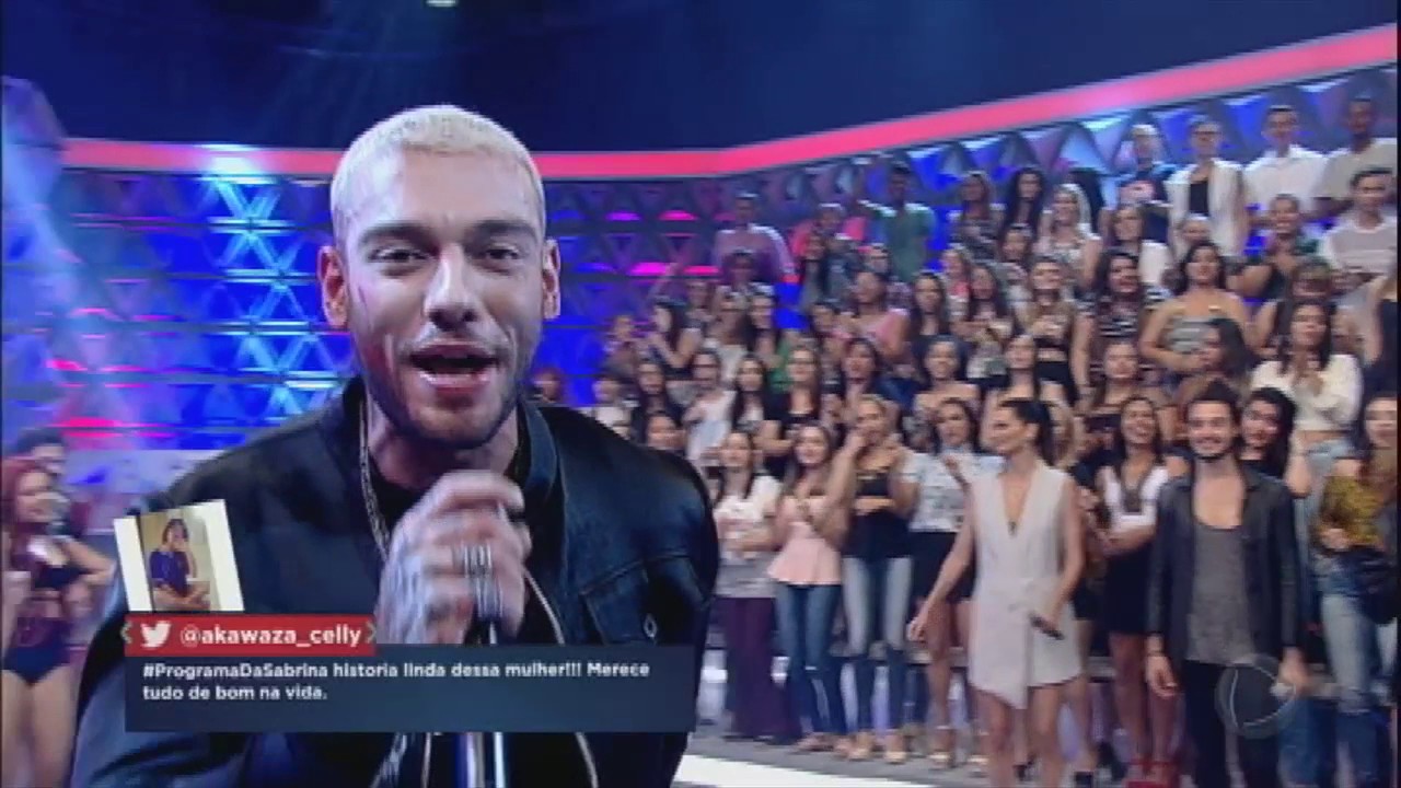 Lucas Lucco é agarrado enquanto canta 