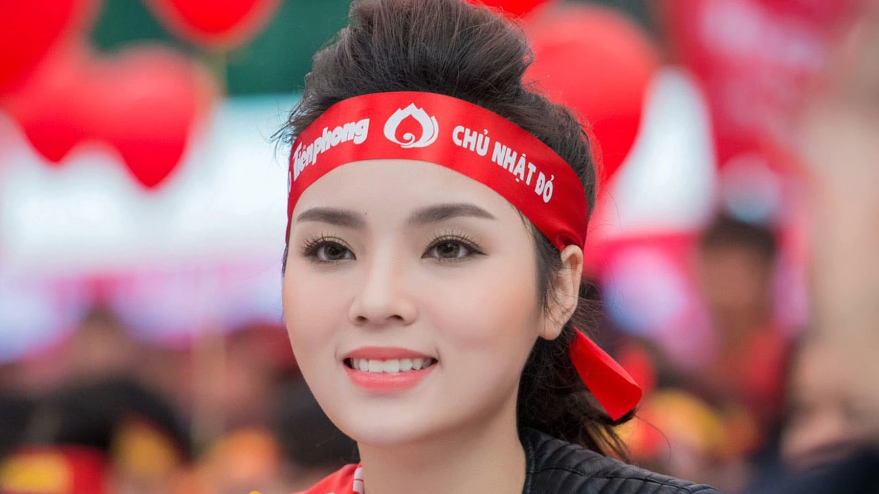 Vietnam Lovely Sports Fans-Chân dài Việt khoe dáng cổ vũ Bóng đá