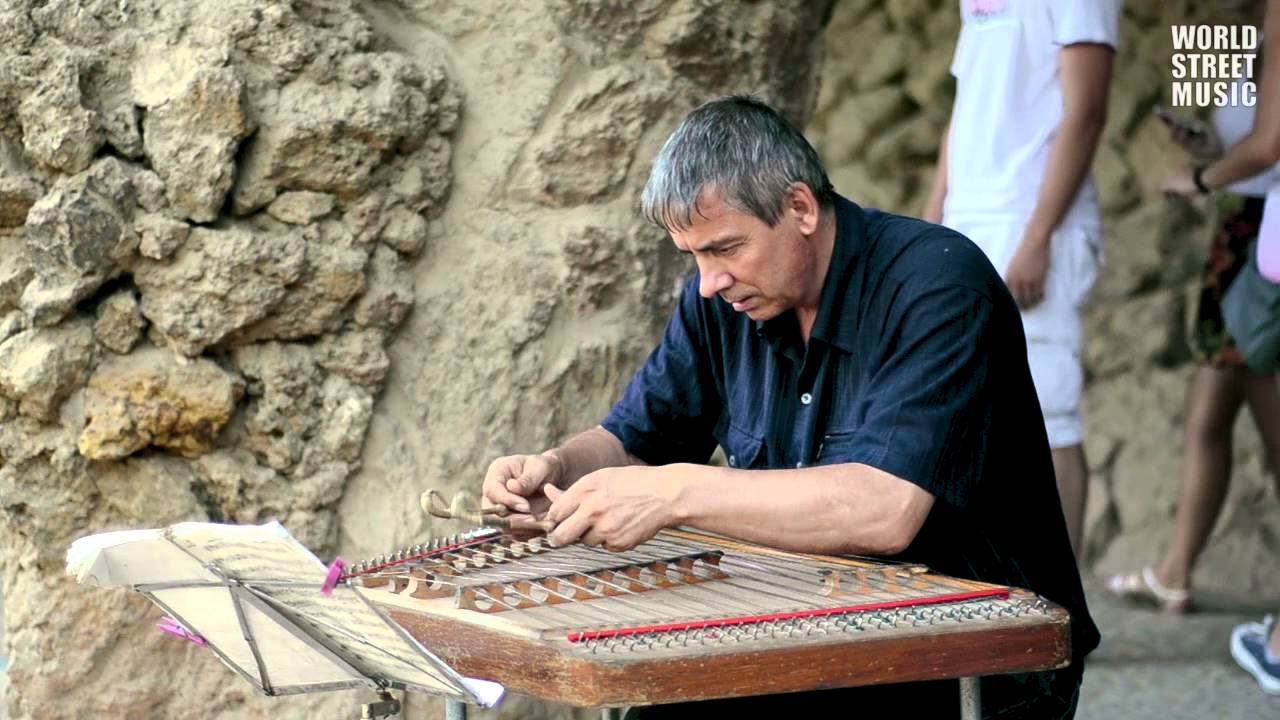 Barcelona Street Music : Cimbalom player from Belarus in Park Güell #1 (HD)