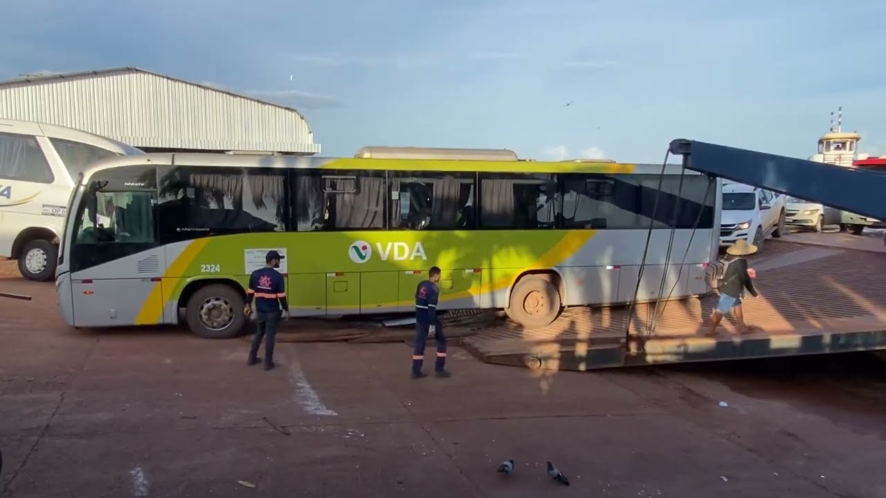 Os ônibus sempre dão trabalho na hora de sair da balsa travessia do rio tapajos 