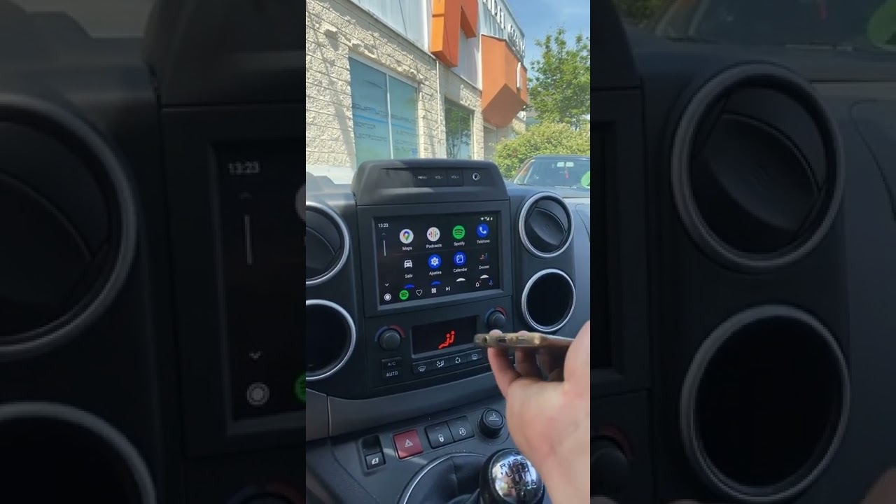 Interface Carplay / Android auto / Usb audio / Usb video.  SIstema SMEG/SMEG+ PSA.  EQUIPAUTO NOAIN.