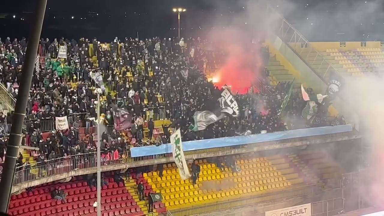 BENEVENTO-AVELLINO  TIFOSI   IRPINI BOMBE IN CAMPO VIDEO 2
