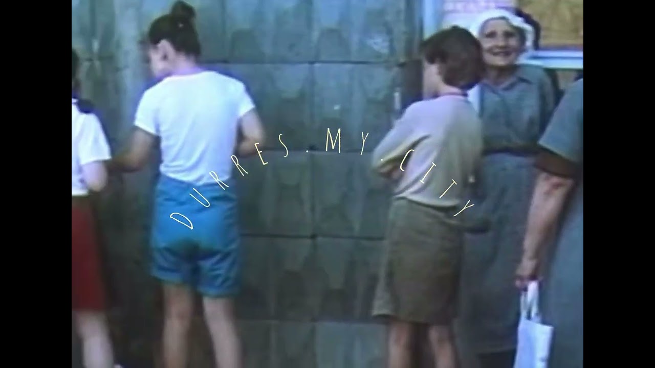 Shikoni si prisnim per buke dhe vajgur ne rradhe -Albania 1980