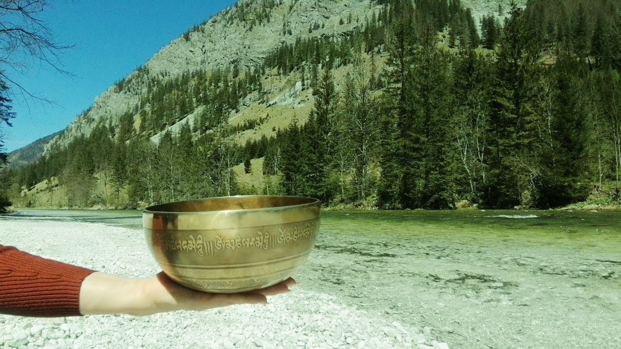 Tibetische  Klangschale am Gebirgsfluss