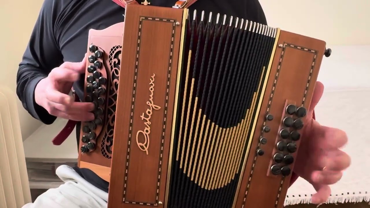 Sous les toits de la rue Tiquetonne (Daniel Denecheau): Diatonic Accordion, Accordéon Diatonique