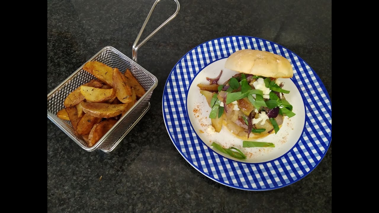 Hamburguesa con cebolla y pera caramelizada, queso azul y espinacas.