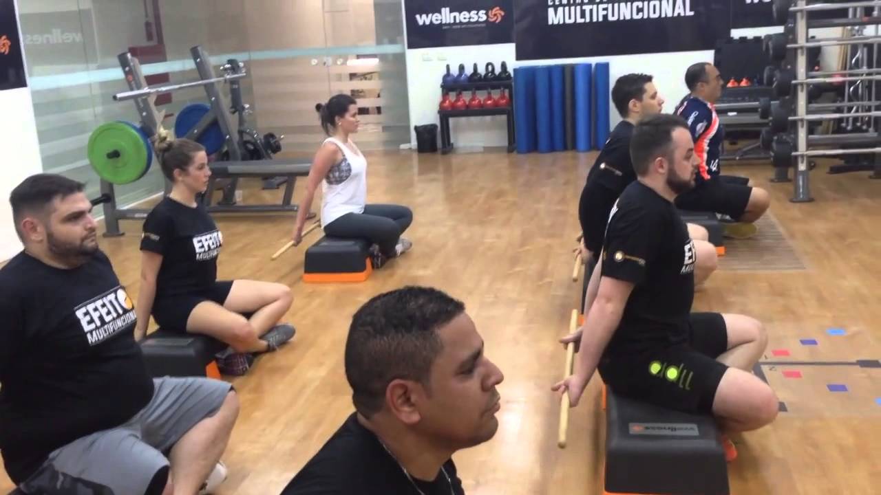 ALONGAMENTO POSTURAL COM BASTÃO
