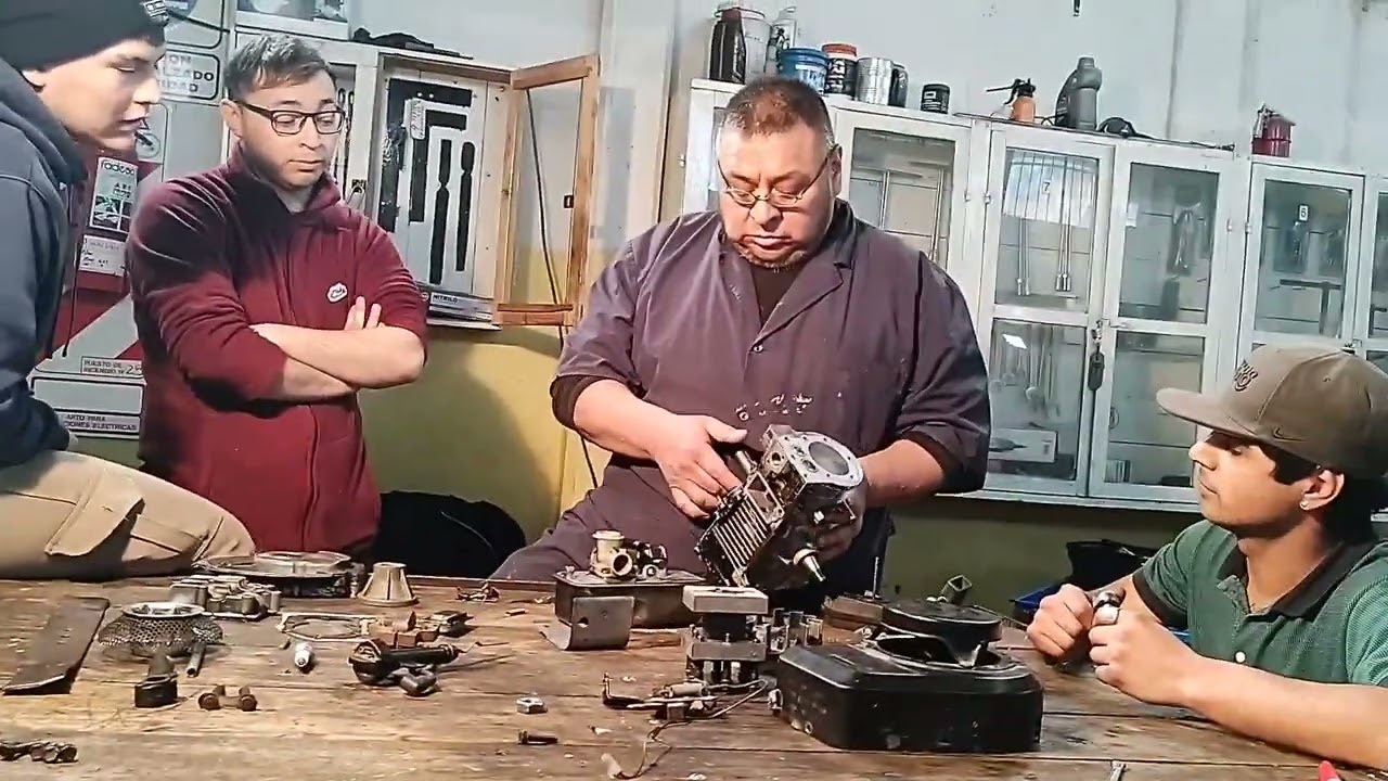 alumnos de CFP.653 Curso mecánica de dos y cuatro tiempos realizan práctica Real motor SV 4.TIEMPO