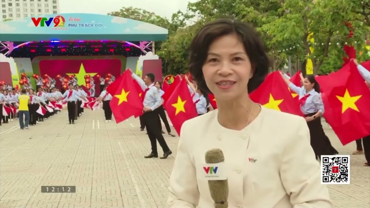 VTV-Cánh én hồng, tôn vinh giáo viên tổng phụ trách đội xuất sắc. 300 giáo viên đồng diễn cờ tổ quốc