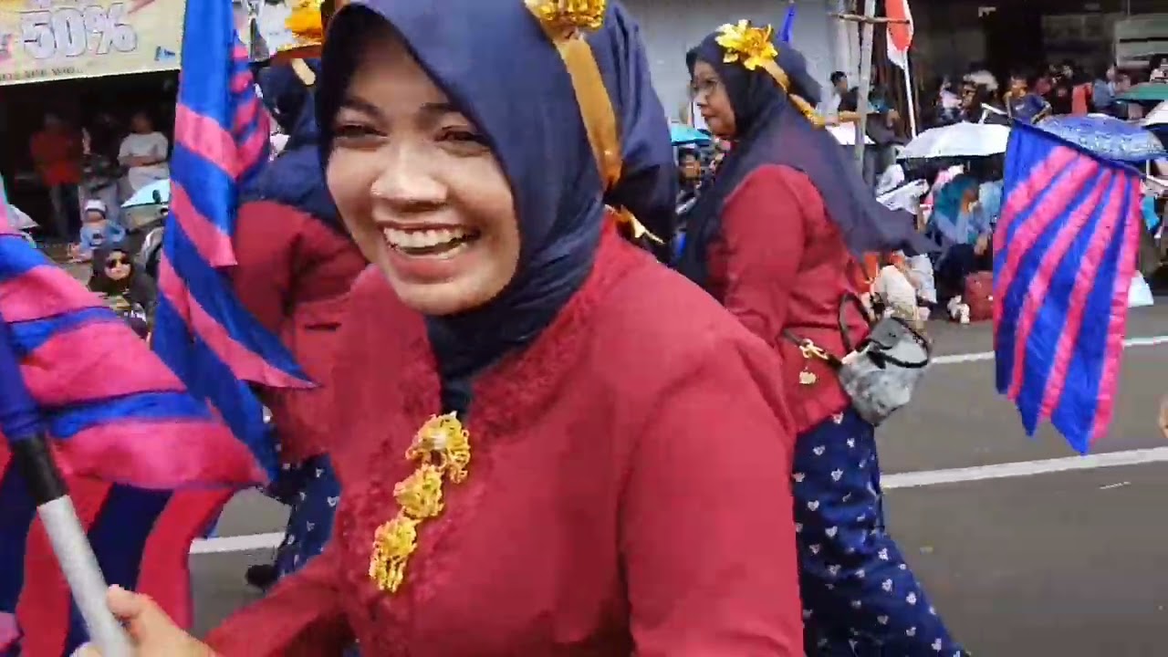 Ummi nonton Pawai Hari jadi Kota Salatiga ke 1275 .