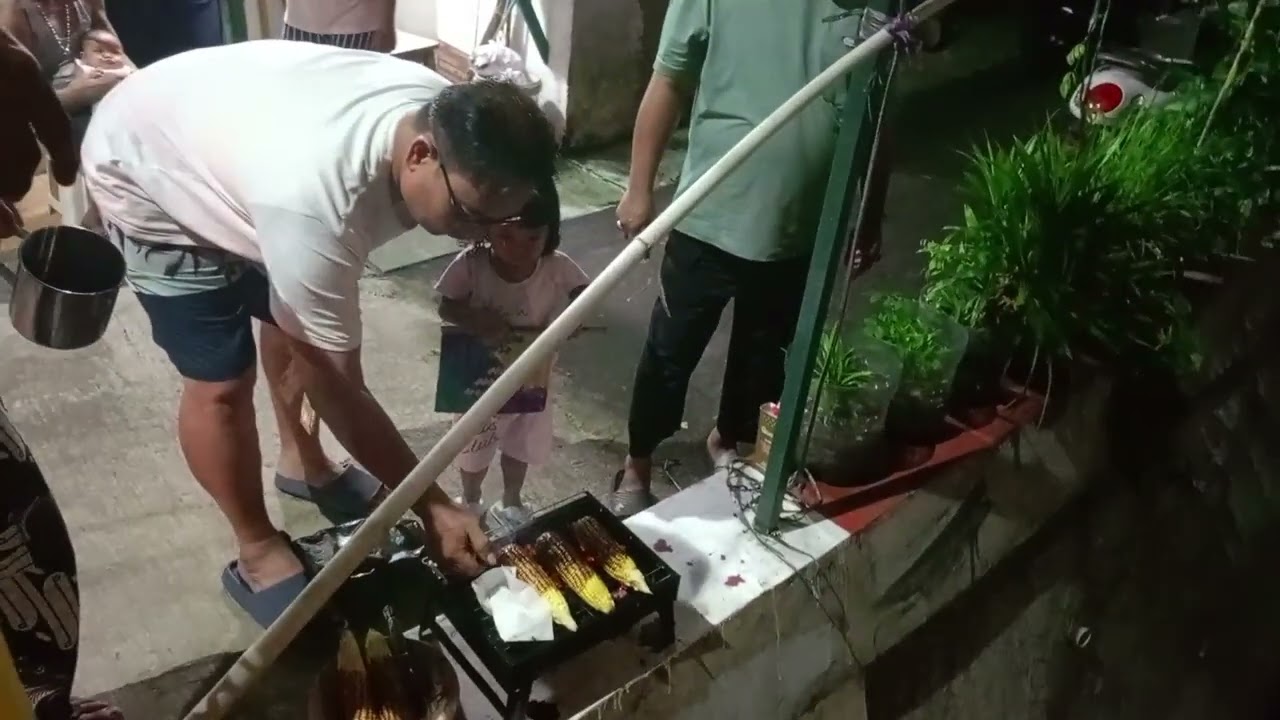 Anak anak & cucu cucu MLM THN baruan bakar jagung & ikan d pantai kali.