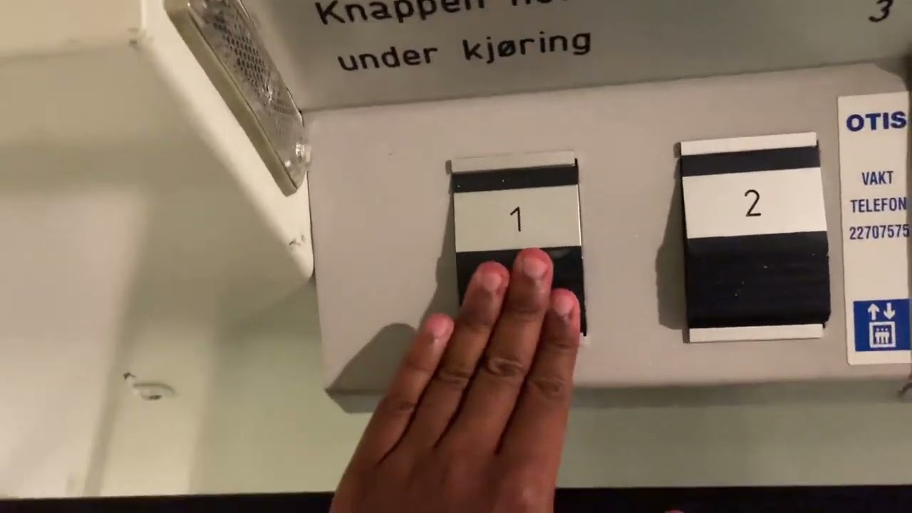 UNDERRATED! 2002 NTD screw driven platform elevator @ Tåsen mall, Oslo, Norway.