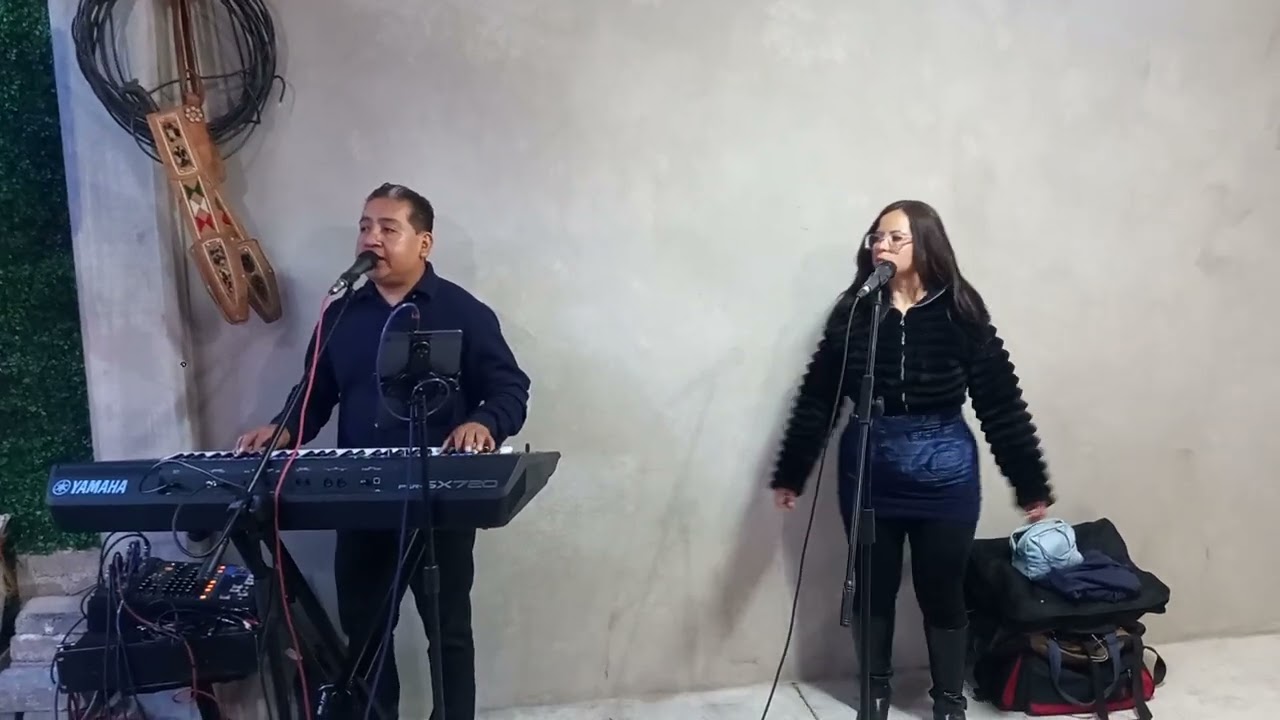 Bailando con música de la costa de Guerrero del Mar azul, con tecladista en vivo.