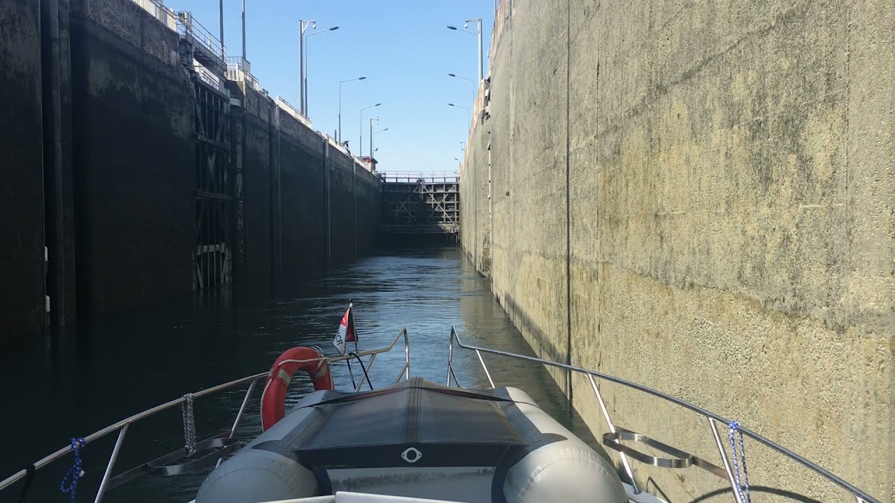 PASSAGE d'ECLUSE sur le RHONE / Etape 4 : Eclusage en cours (Ecluse de BOLLENE)