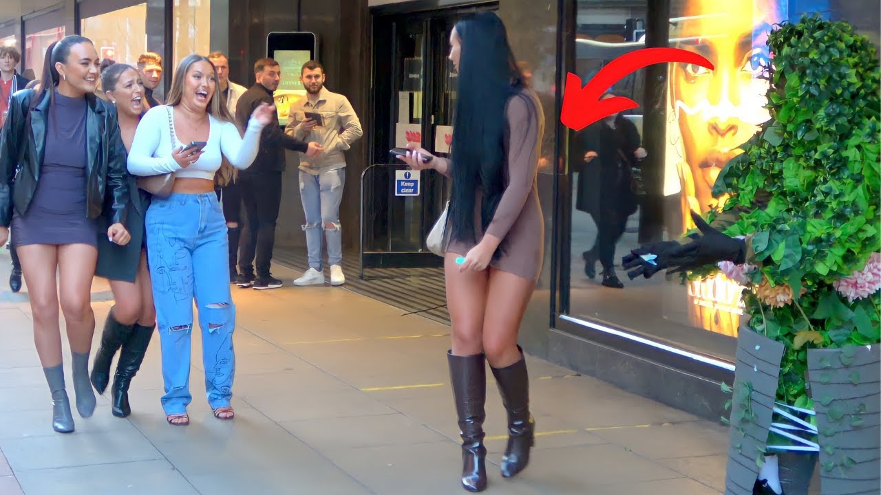 SHE NEVER SAW BUSHMAN BEHIND HER! AWESOME REACTIONS! BUSHMAN PRANK