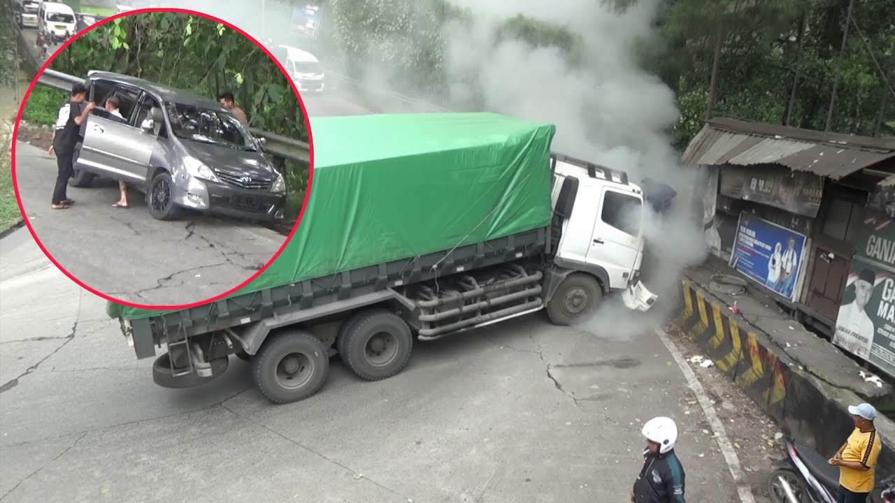 Ngeri‼️Menit Menit M3ng3rikan..,Penumpang Berhamburan Lari Keluar Mobil Di Tanjakan Sitinjau Lauik