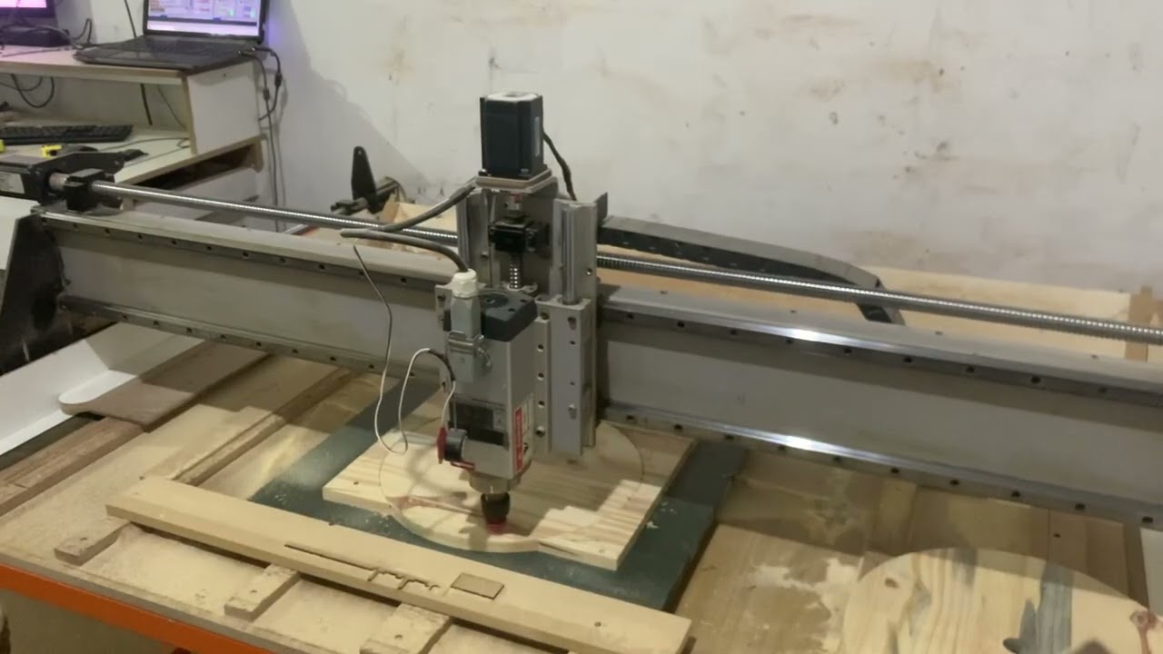 Dando passe de nivelamento superficial na cnc router 