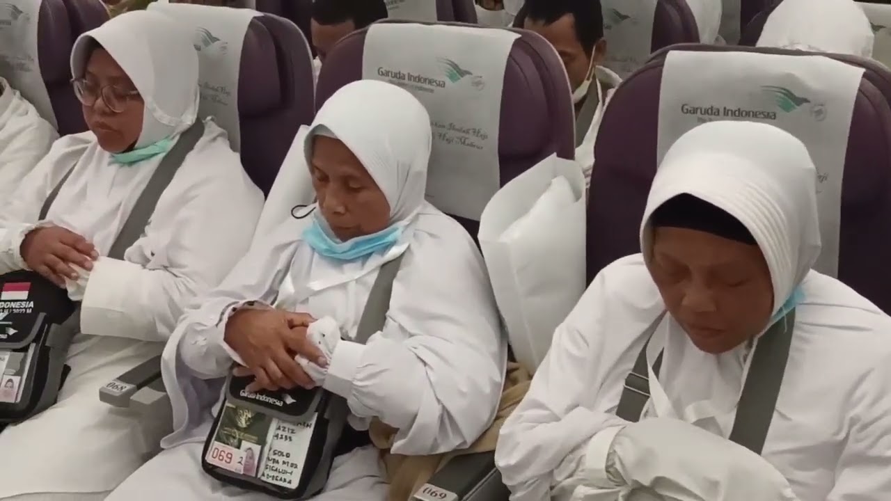Sholat Subuh berjamaah di pesawat jamaah haji kloter 32 SOC