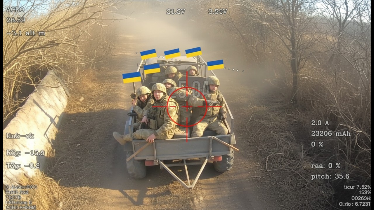 Российский FPV-дрон обстрелял украинских военнослужащих, передвигающихся с прицепом от квадроцикла.