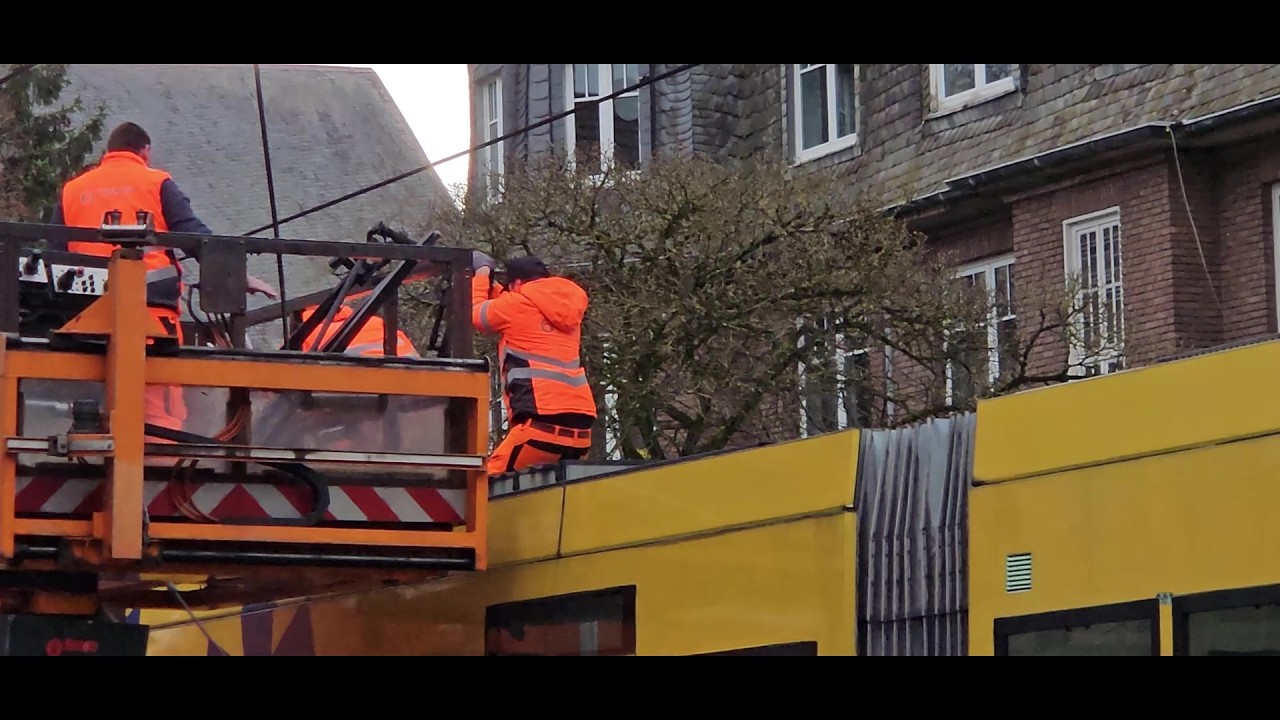 Straßenbahn kollidiert mit Turmdrehwagen - Stromabnehmer abgerissen in Bonn-Kessenich am 13.03.2026