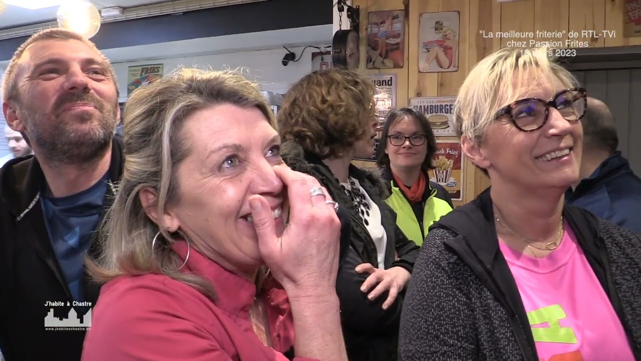 Annick, frituriste chez passion Frites, découvre l'émission qui lui est consacrée.