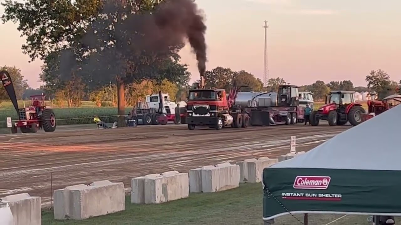 8v92 Powered Pulling Semi! Central Illinois Sled Pull #detroitdiesel #semipulls