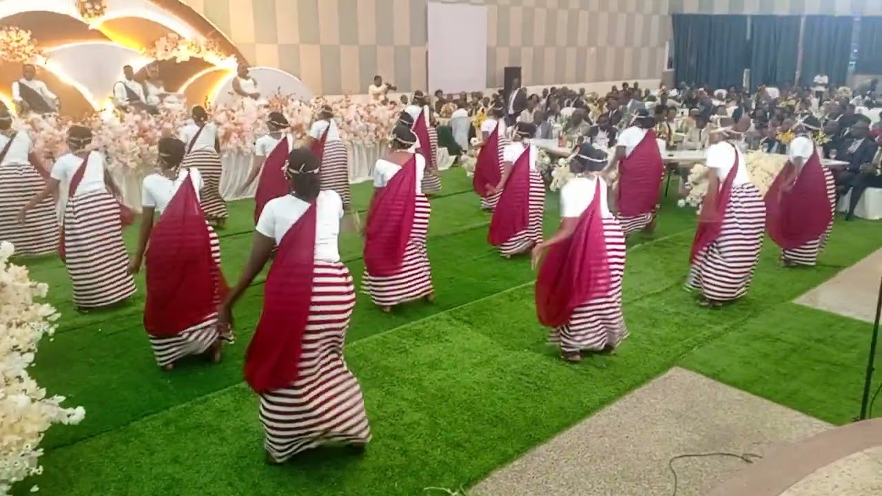 Wabonye Ababyinnyi Benshi Ariko Bano bo Barihariye Ndakurahiye!!! 