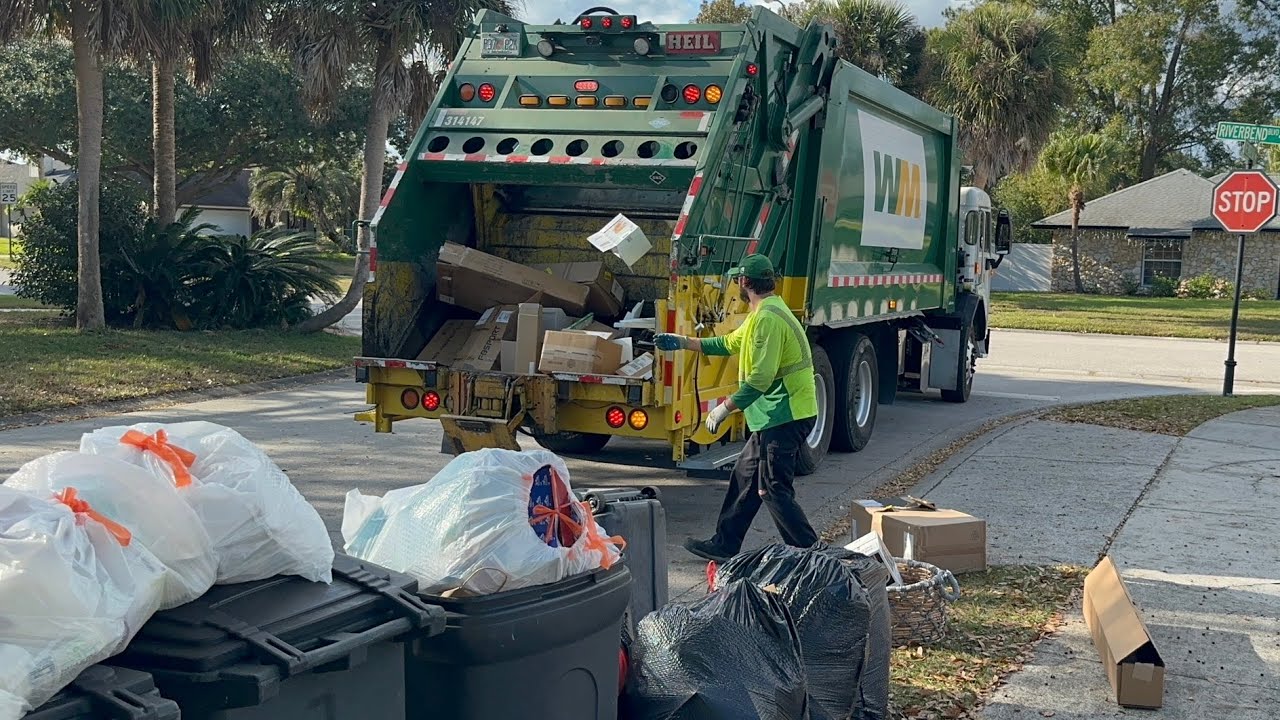 WM Pete 520 Heil PowerTrak Rear Loader Garbage Truck Packing Heavy Post Christmas Manual Recycle 