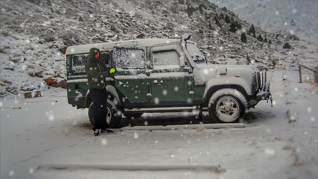 Соло кемпинг ❄️ в горах на ленд ровере DEFENDER по снегу Кемпинг в фургоне в мороз зимой
