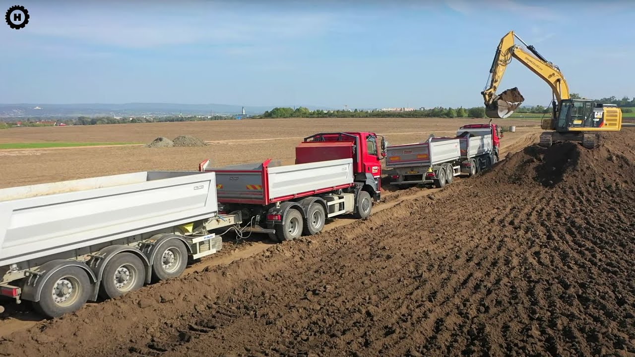 Уникальные самосвалы Tatra и экскаватор на строительной площадке шоссе