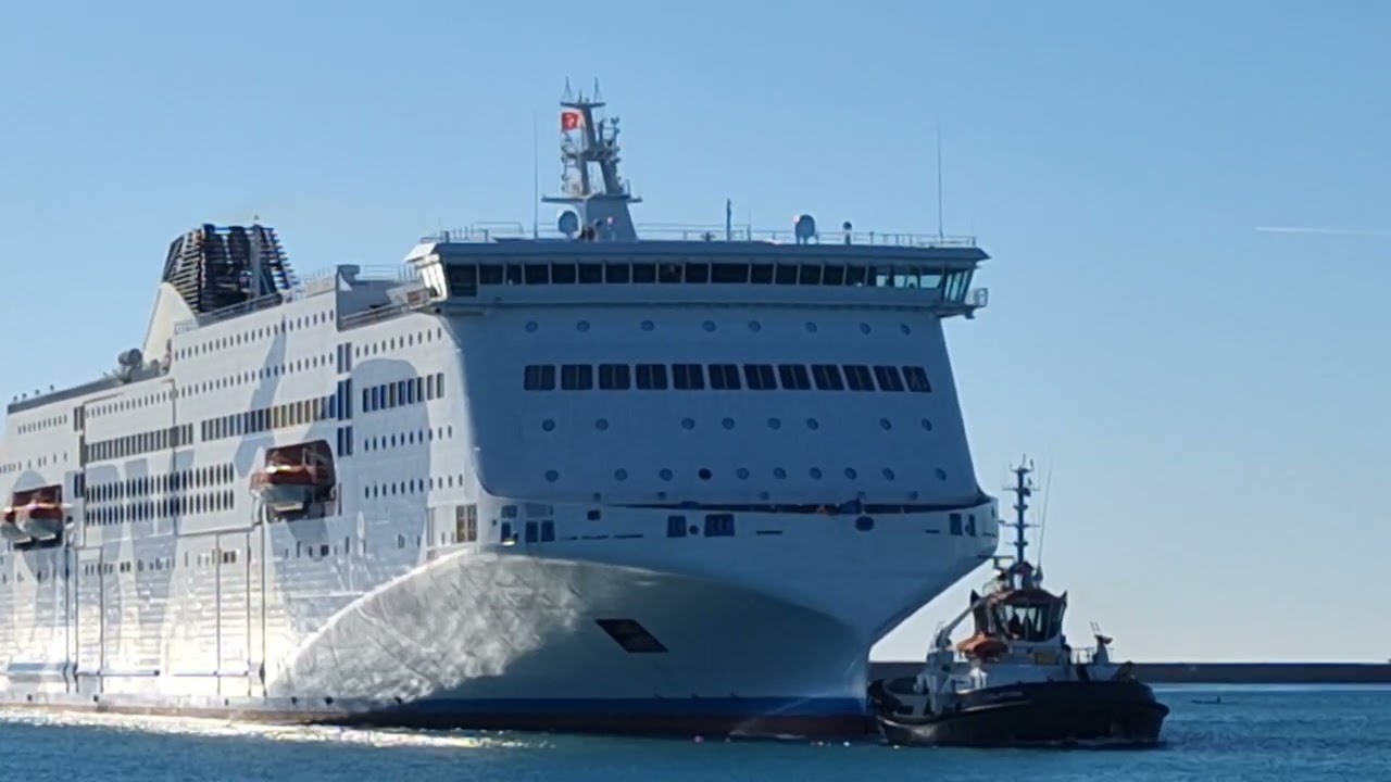 MOBY LEGACY 1°INGRESSO NEL PORTO DI LIVORNO E SALUTO DELLE NAVI